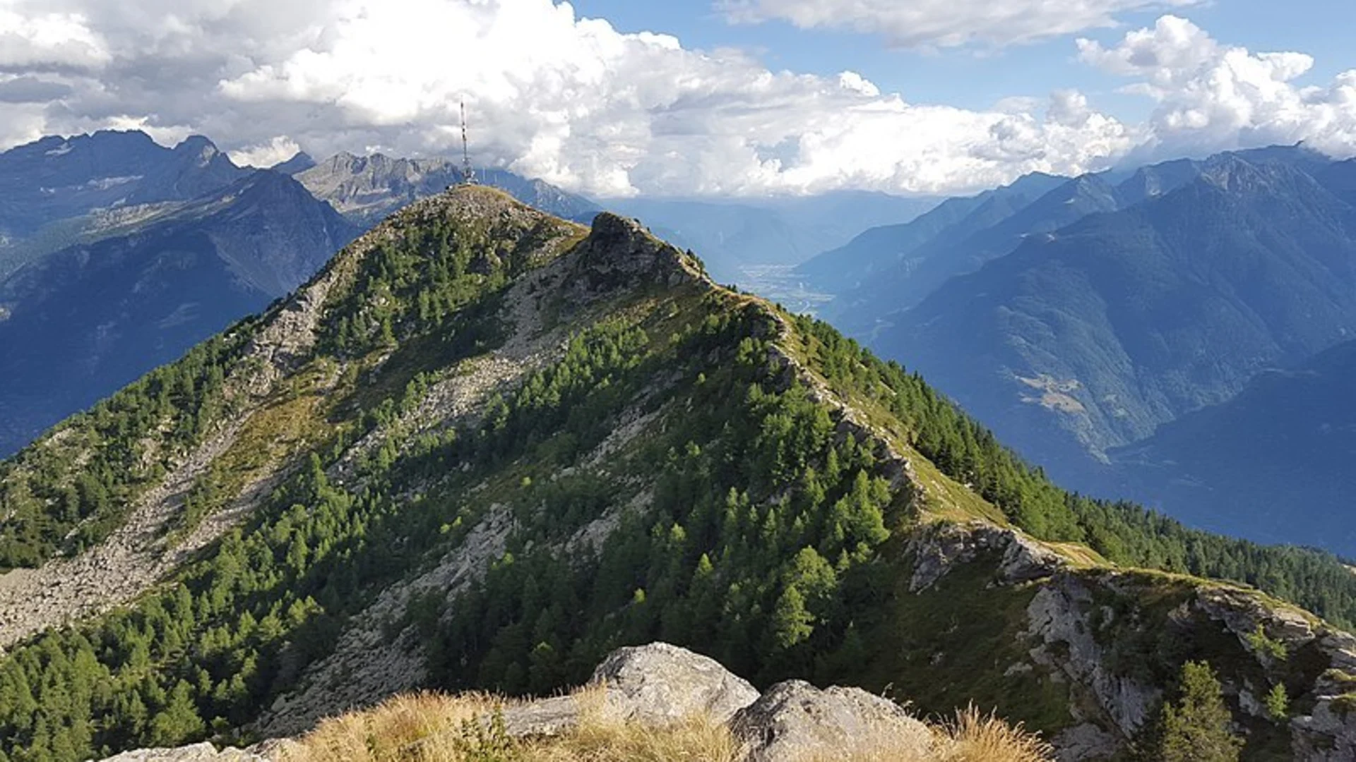 An image depicting the trail Giro delle Tre Valli and its surrounding area.