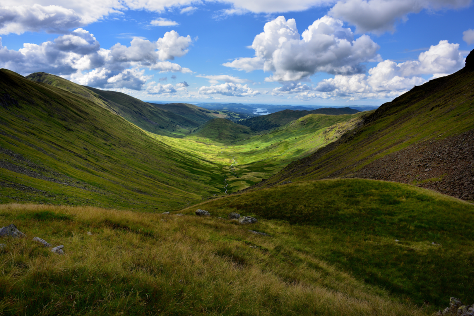 An image depicting the trail Troutbeck Tongue Peak and its surrounding area.
