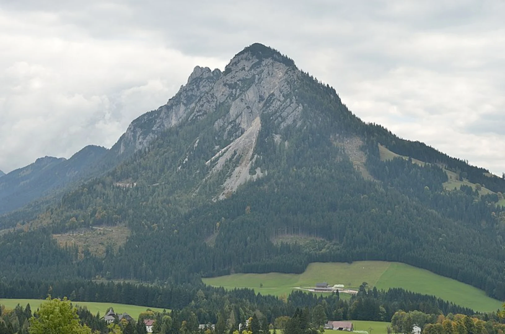 An image depicting the trail Hechlstoneround and its surrounding area.