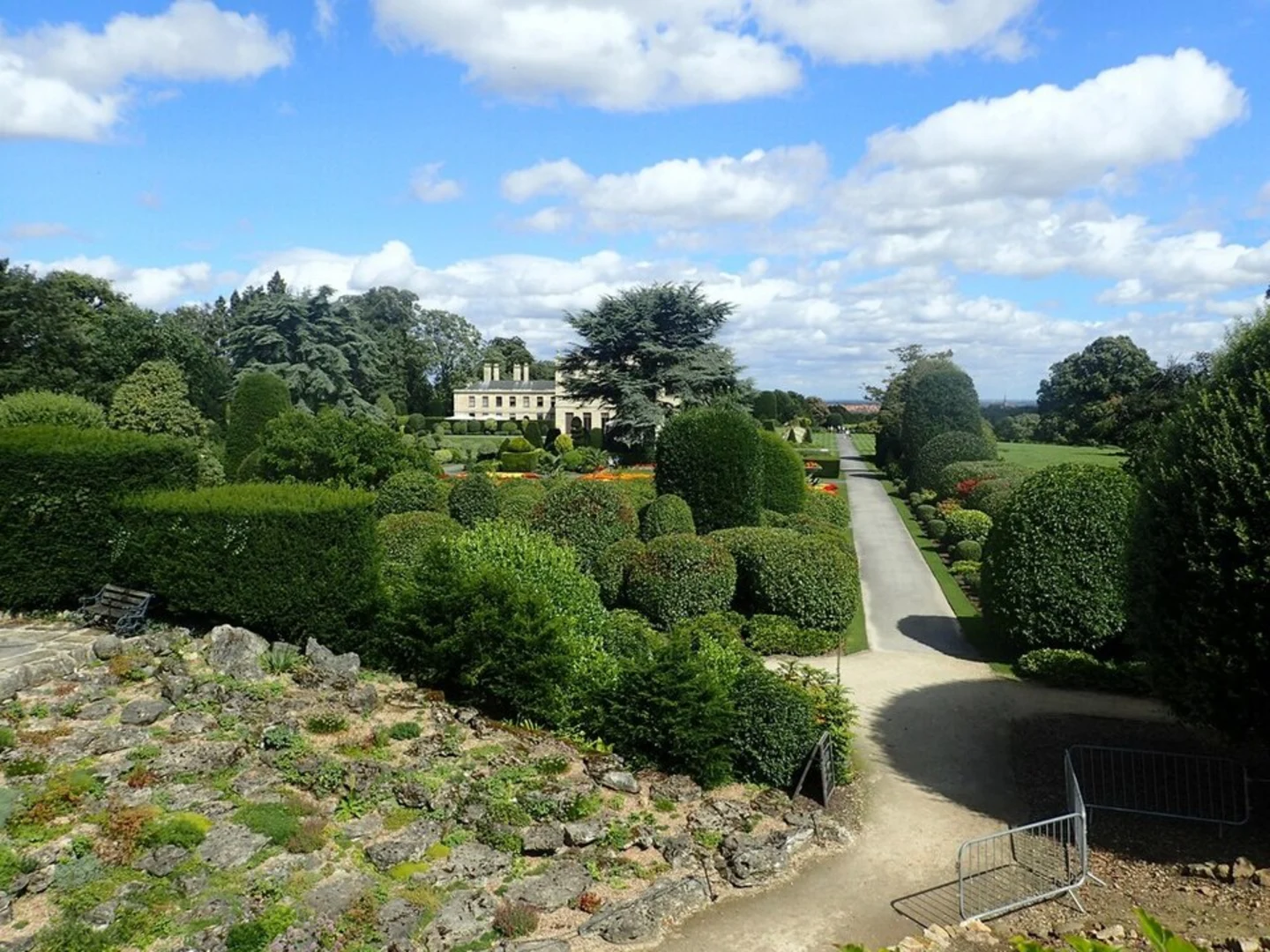 An image depicting the trail Brodsworth Hall Loop and its surrounding area.