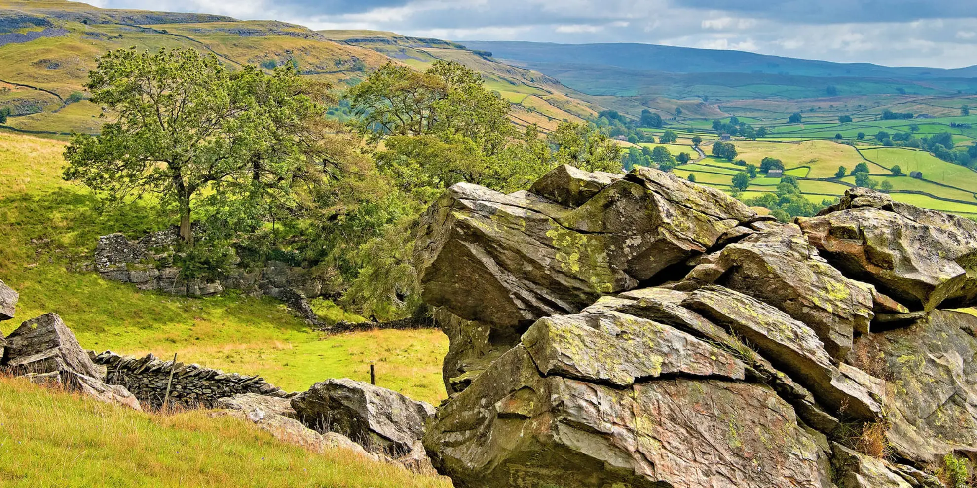 An image depicting the trail Sulber Gate and Crummack Dale from Austwick and its surrounding area.