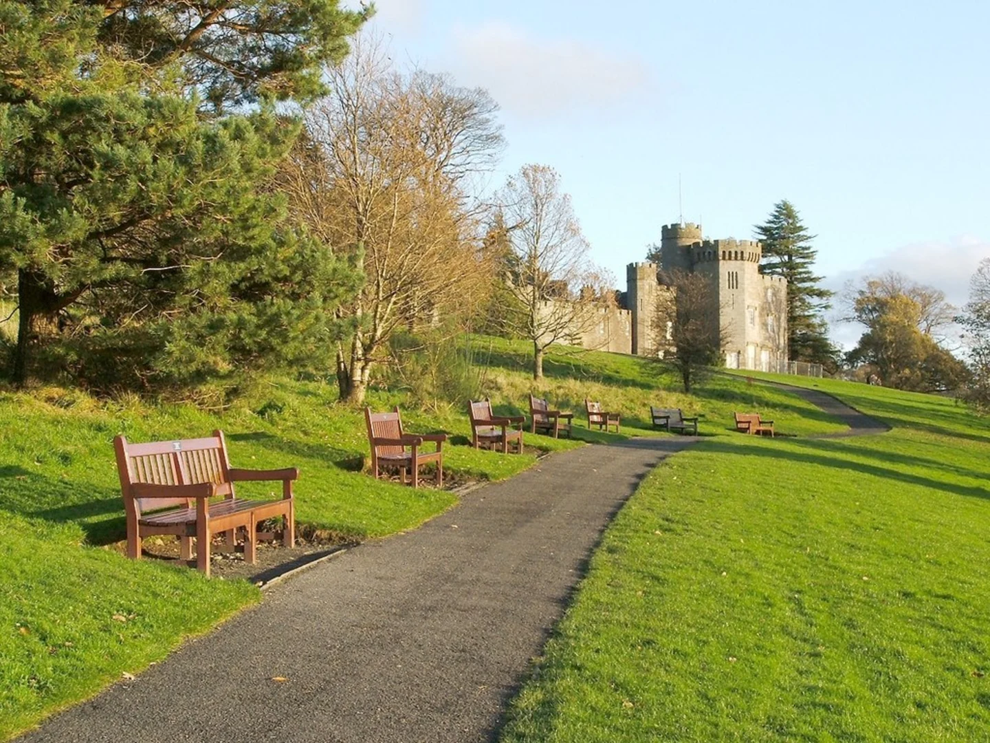 An image depicting the trail Balloch Castle Country Park - Shore Path Route and its surrounding area.