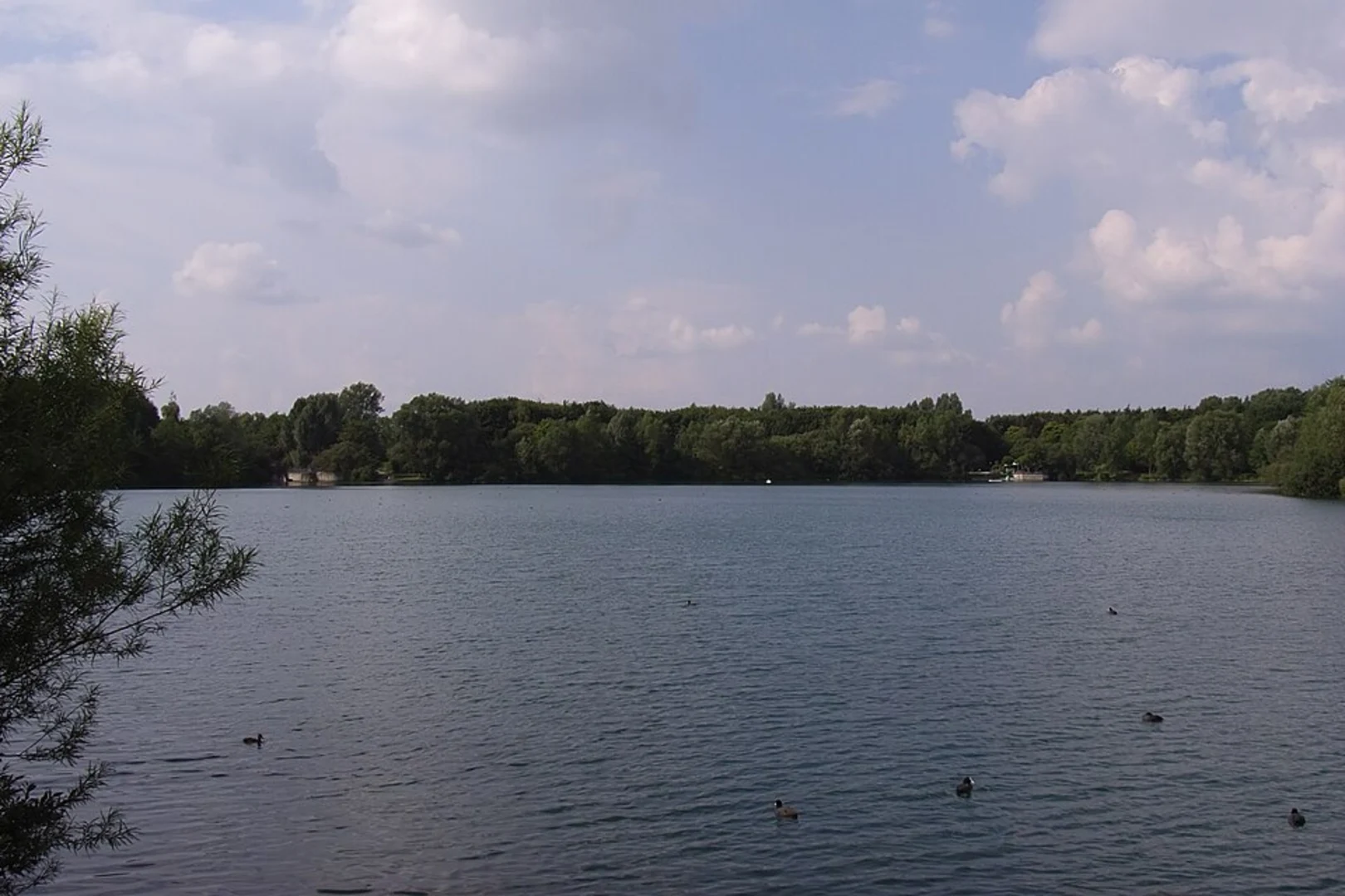 An image depicting the trail Padersee Loop via Pader Wanderung and its surrounding area.
