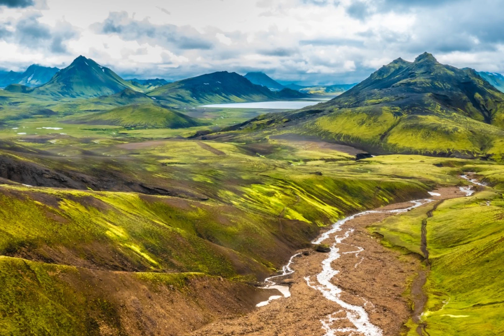 An image depicting the trail Laugavegur and its surrounding area.