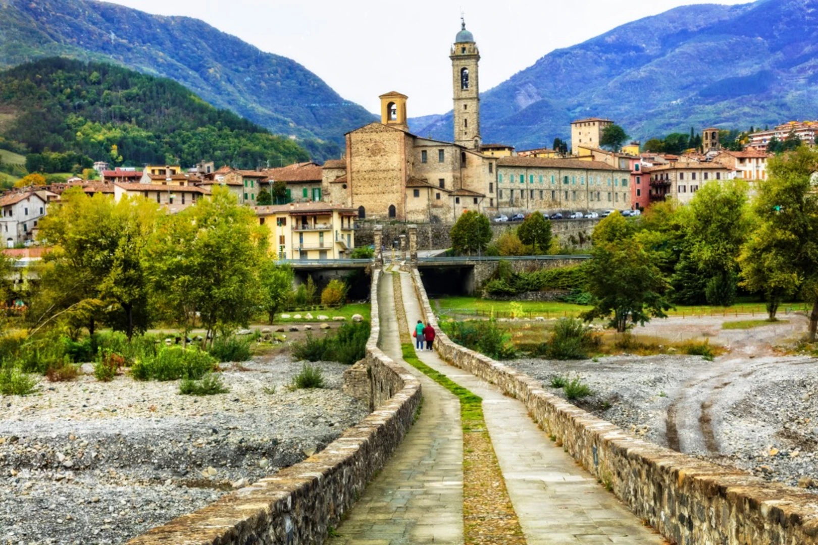 An image depicting the trail Via degli Abati and its surrounding area.
