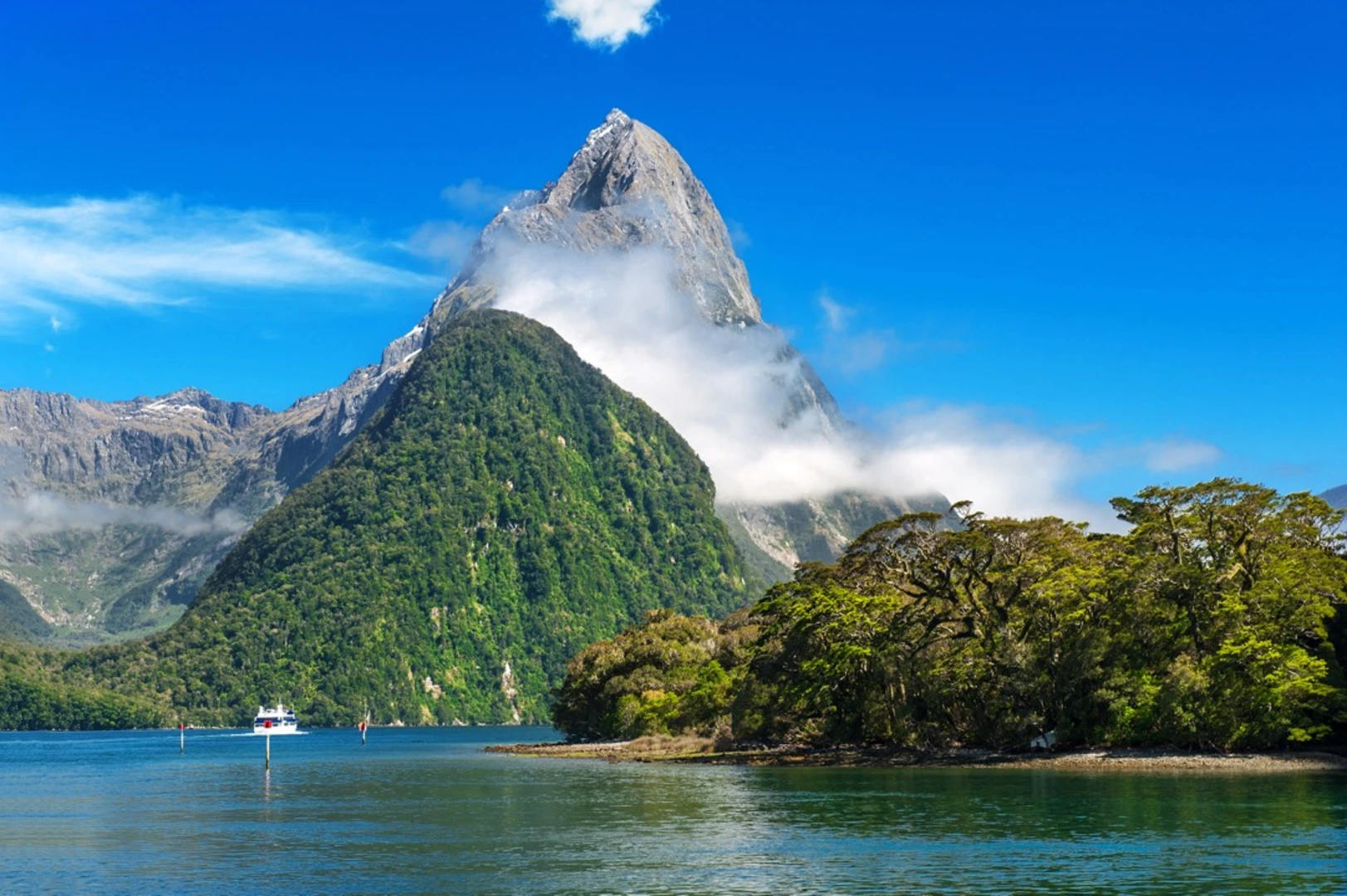 An image depicting the trail Milford Track and its surrounding area.