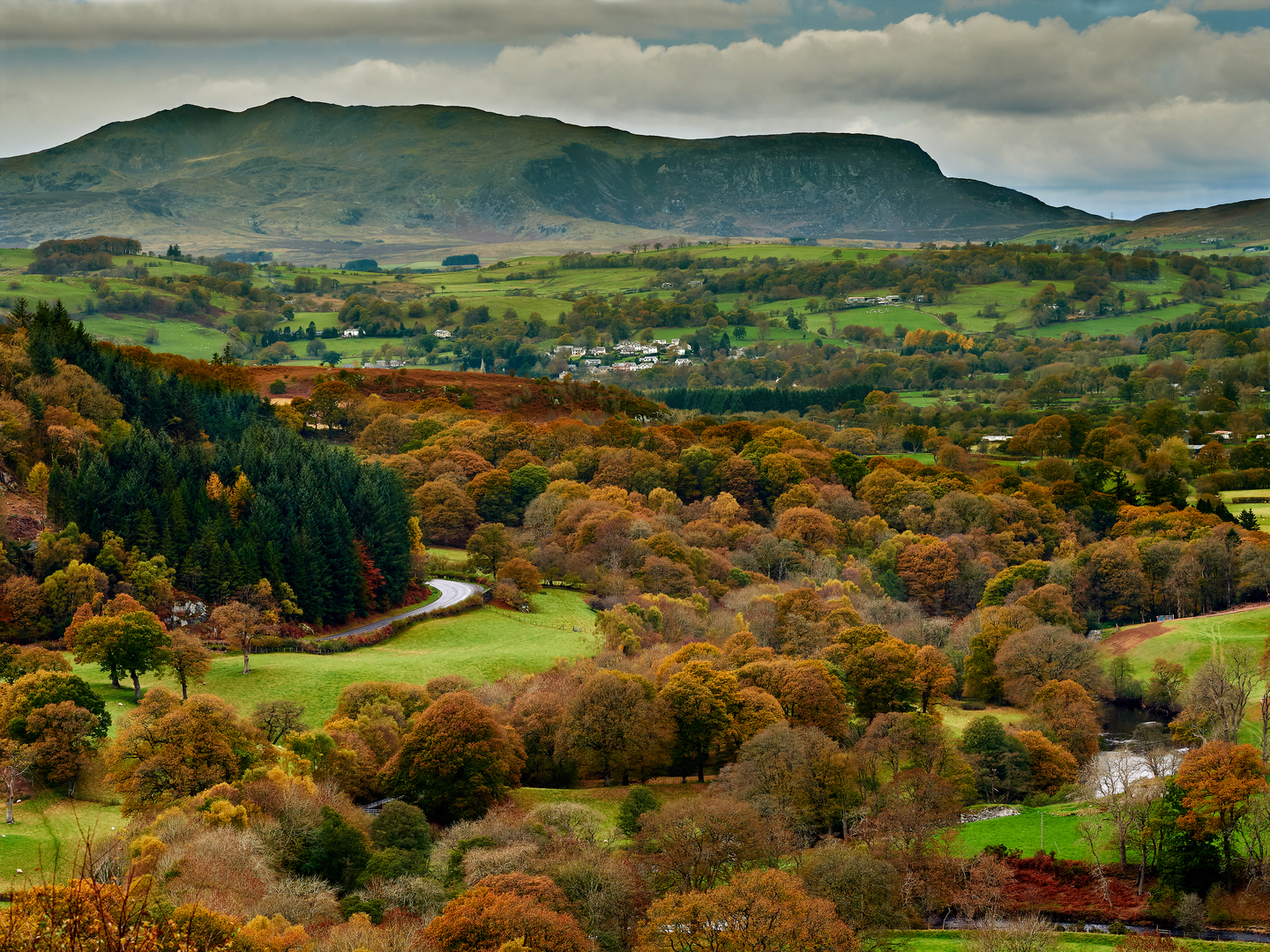 An image depicting the trail Arenig Fawr from Arenig near Llyn Celyn - Route B and its surrounding area.