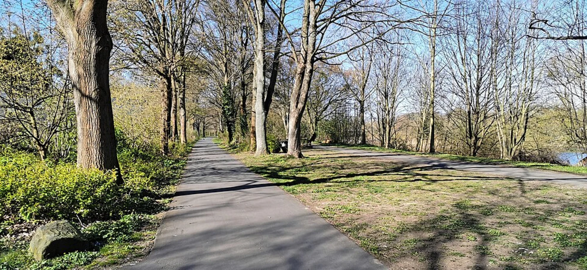 An image depicting the trail Leineverbindungskanal via Zur Schwanenburg and Wilhelm Raabe Weg and its surrounding area.