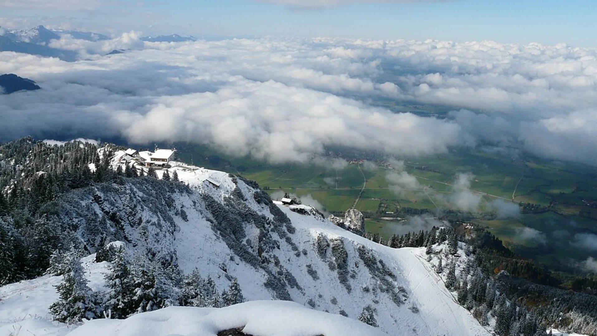 An image depicting the trail Gleitschirm- und Drachenstartplatz Tegelberg to Hohenschwangau Walk via Maximiliansweg and its surrounding area.
