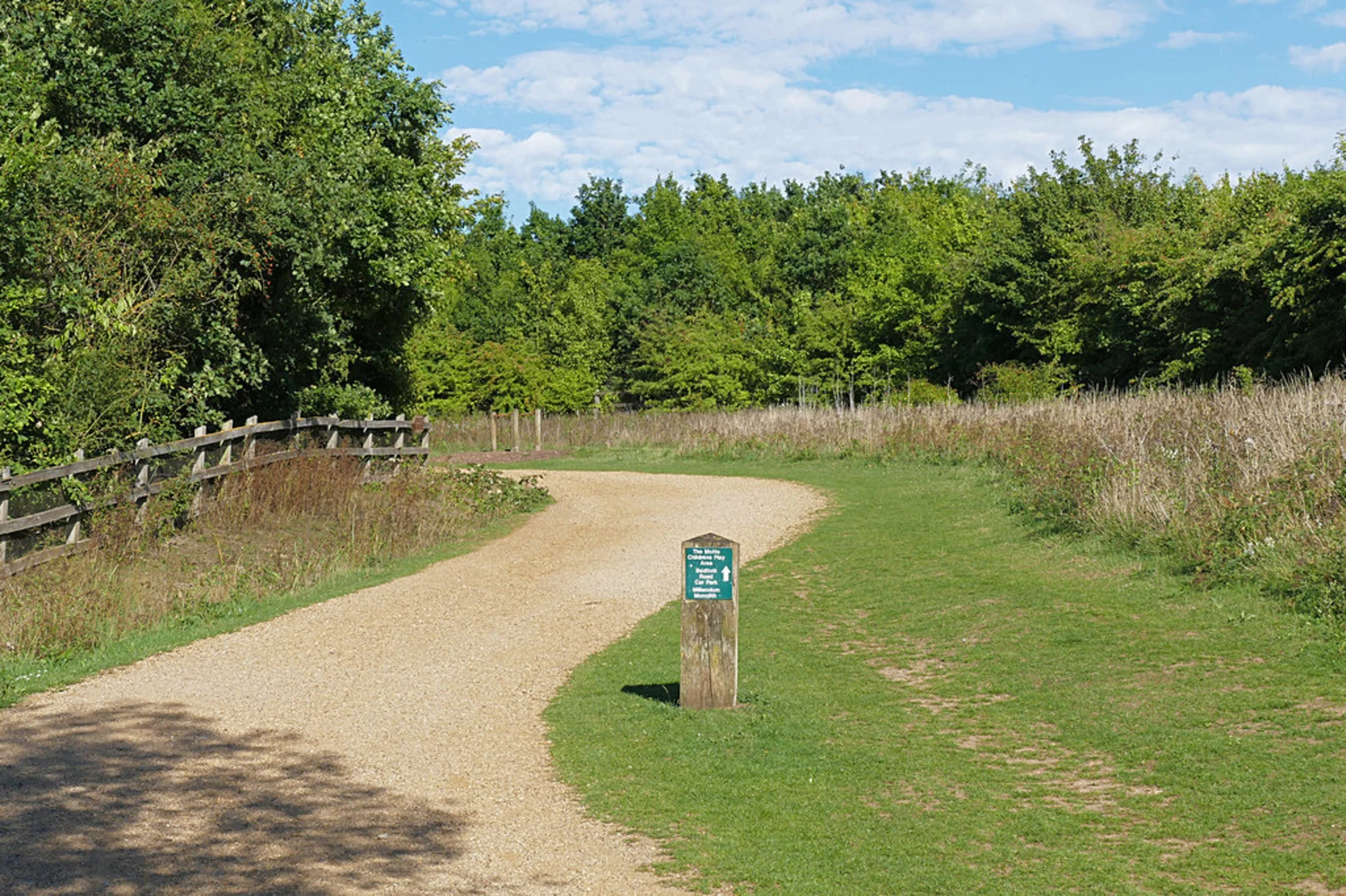 An image depicting the trail Bedfont Lakes Country Park and its surrounding area.