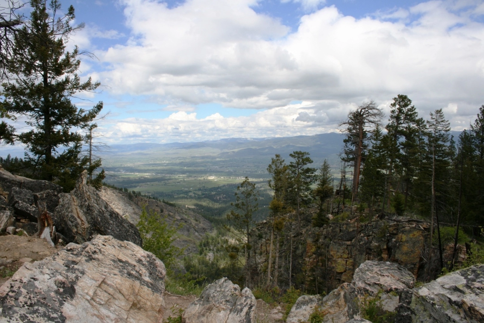 An image depicting the trail Blodgett Overlook Trail and its surrounding area.