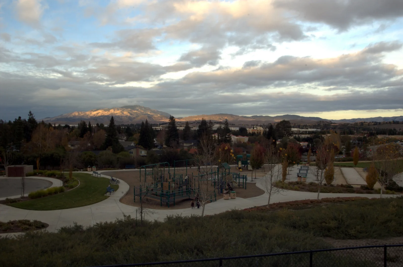 An image depicting the trail Mosaic Park Loop and its surrounding area.