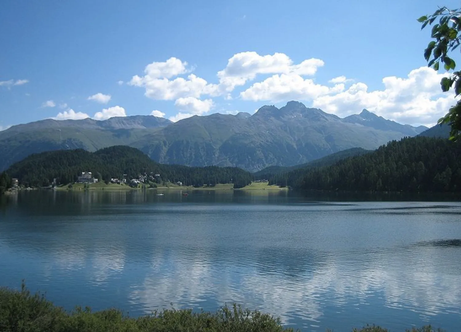 An image depicting the trail Lake St Moritz Loop and its surrounding area.