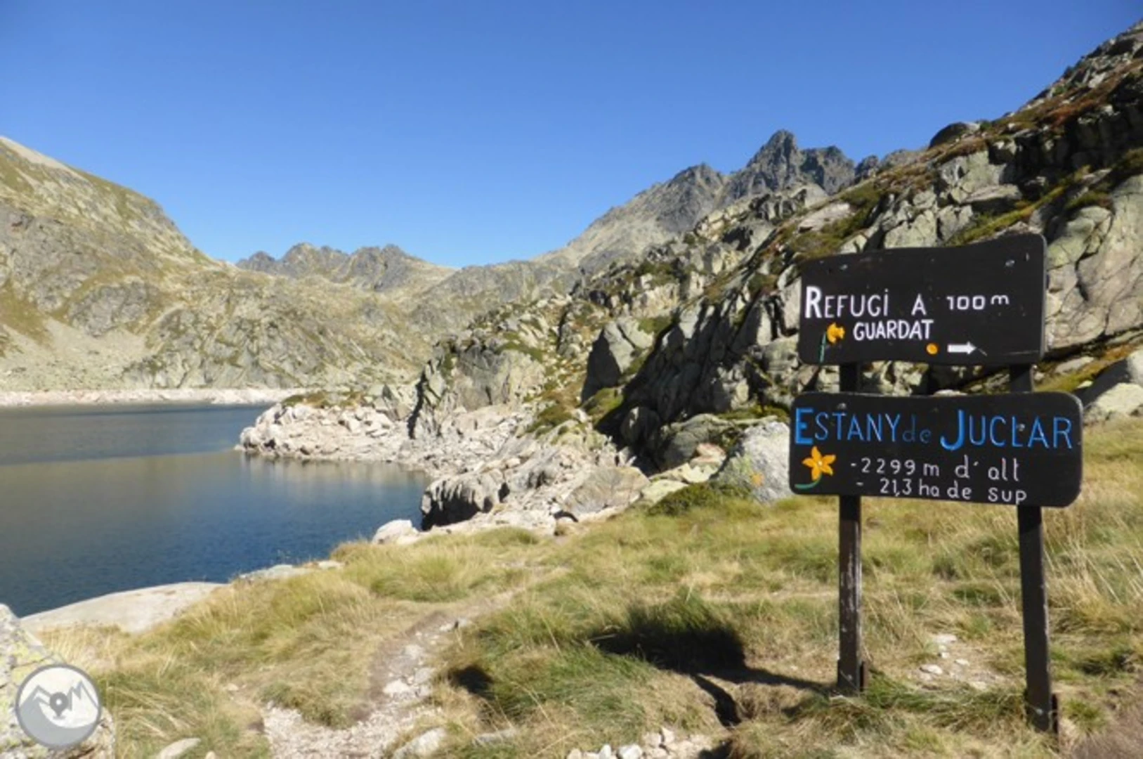 An image depicting the trail Camí del llac de Juclar and its surrounding area.