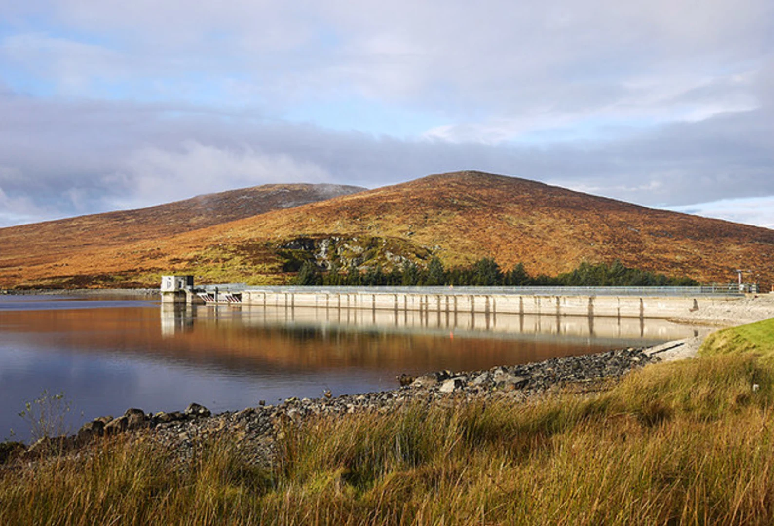 An image depicting the trail Wee Slievemoughan from Spelga Reservoir and its surrounding area.