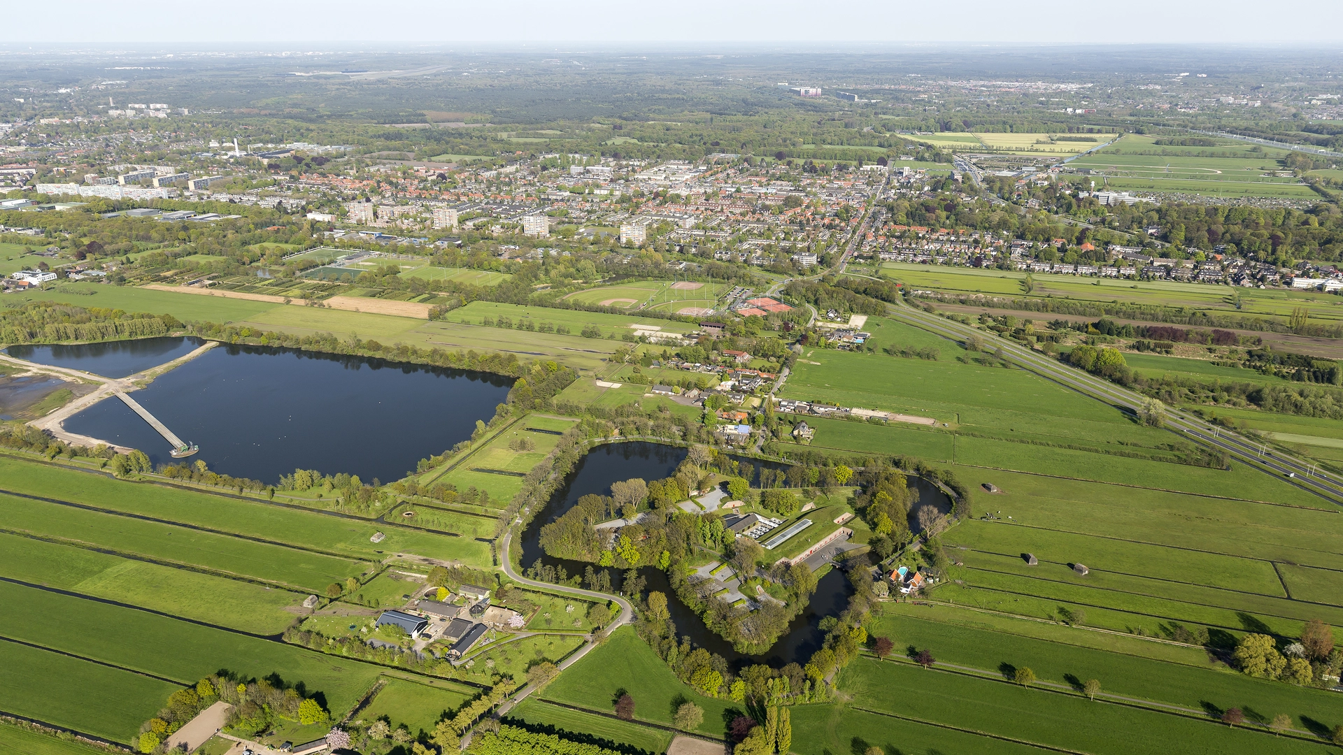 An image depicting the trail Utrecht Centraal to Bilthoven via Hoogekampse Pad and Hooge Kampse Plas and its surrounding area.