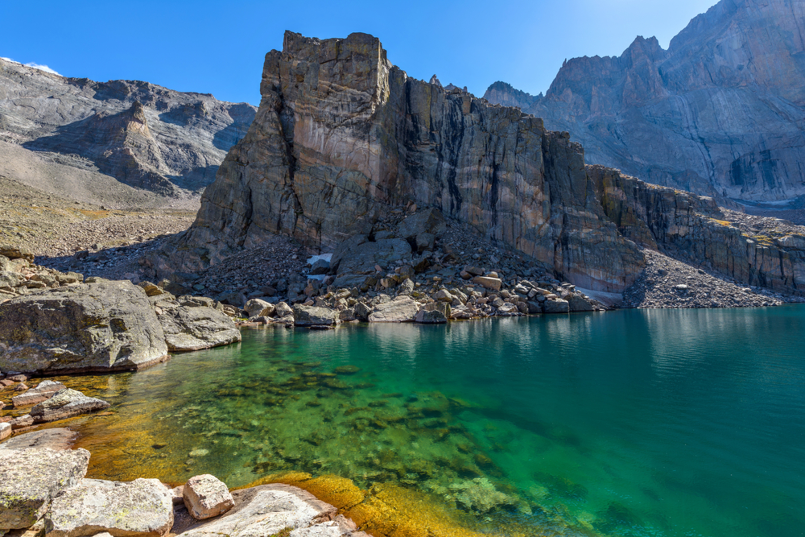 An image depicting the trail Chasm Lake Trail and its surrounding area.
