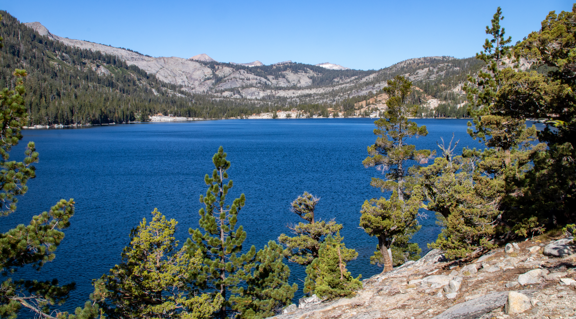 An image depicting the trail Lower Echo Lake from Johnson Pass and its surrounding area.