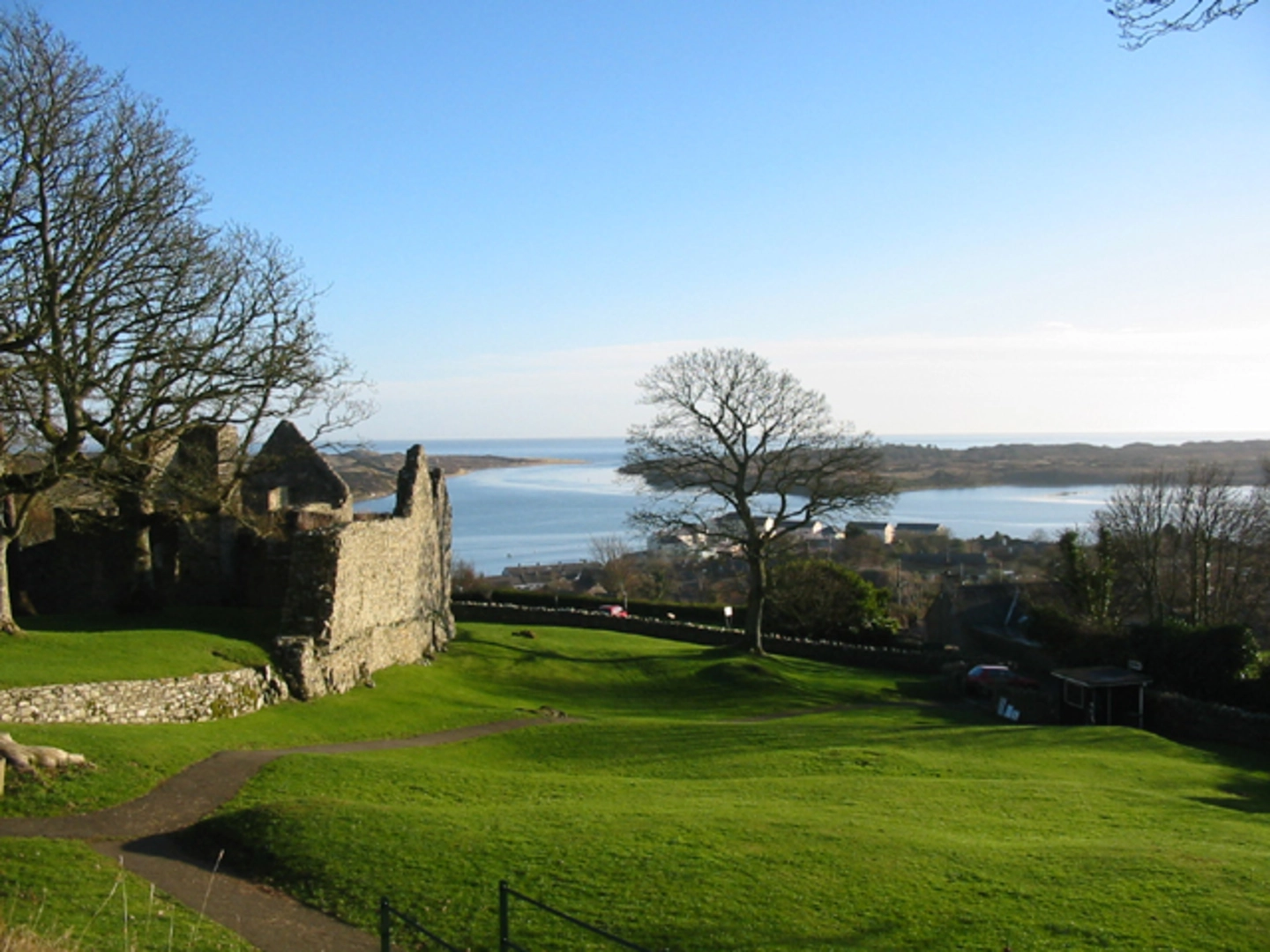 An image depicting the trail Dundrum Castle Woods Trail and its surrounding area.
