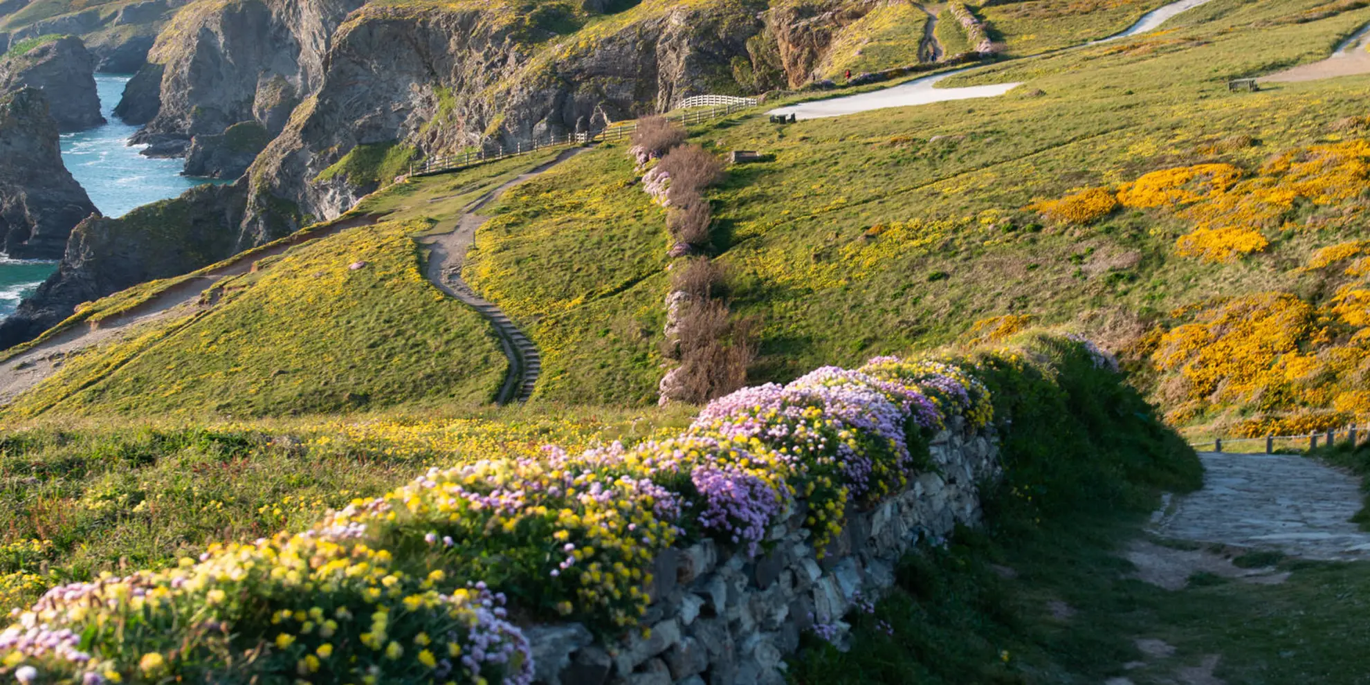 An image depicting the trail Bedruthan Steps Easy Access Walk and its surrounding area.