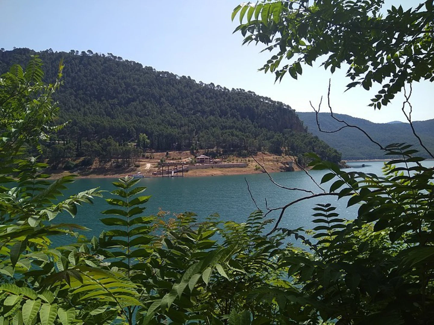 An image depicting the trail El Tranco to Canada Morales and its surrounding area.