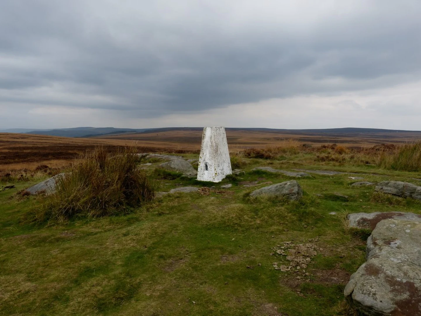 An image depicting the trail Curber Edge and Froggatt Edge Loop and its surrounding area.