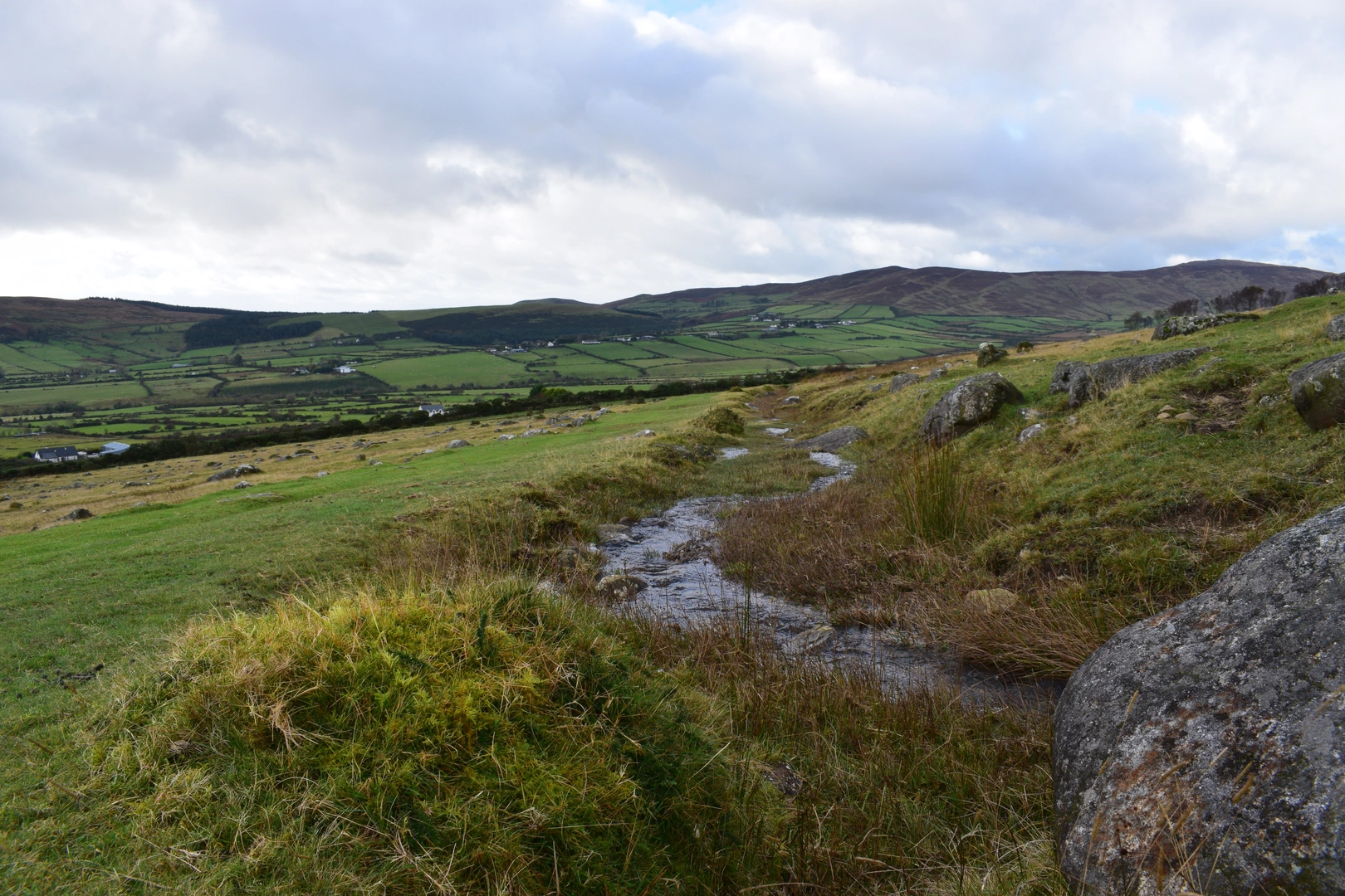 An image depicting the trail Bothar na Naomh and its surrounding area.