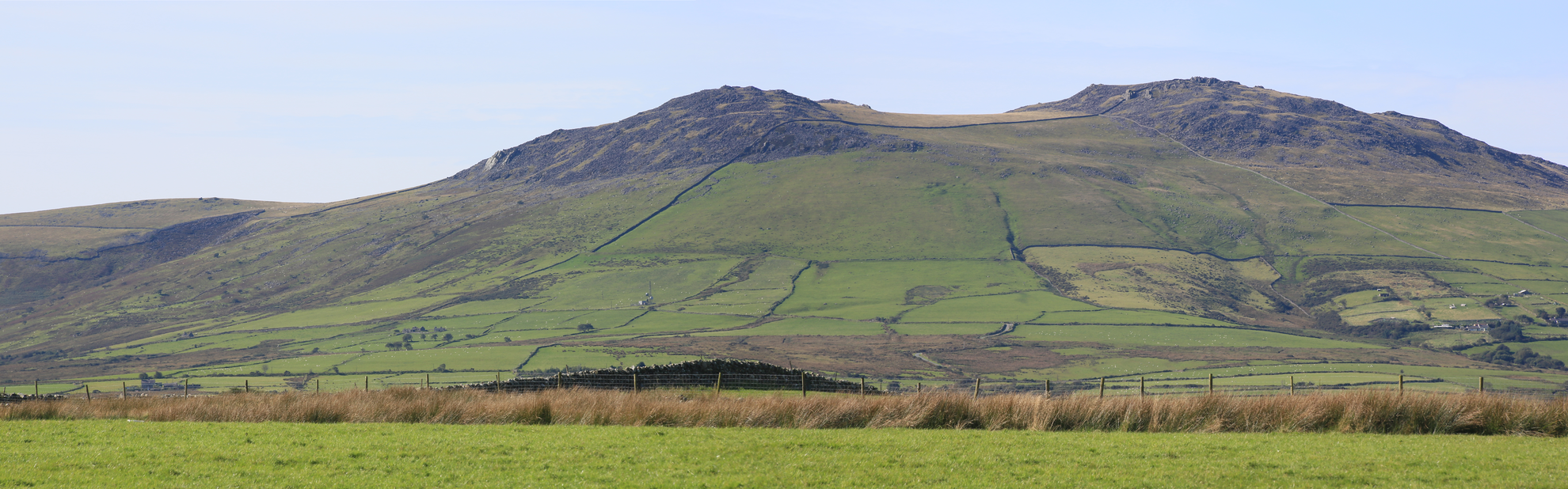An image depicting the trail Gyrn Goch - Gyrn Ddu and Bwlch Mawr and its surrounding area.
