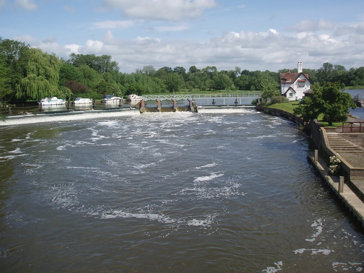 An image depicting the trail Goring and Streatley Loop and its surrounding area.