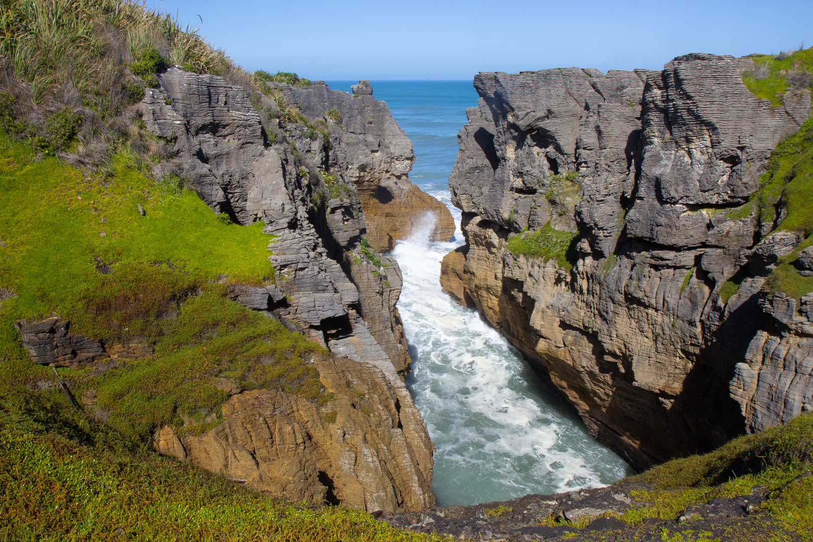 An image depicting the trail Punakaiki Pancake Rocks and Blowholes Walk and its surrounding area.