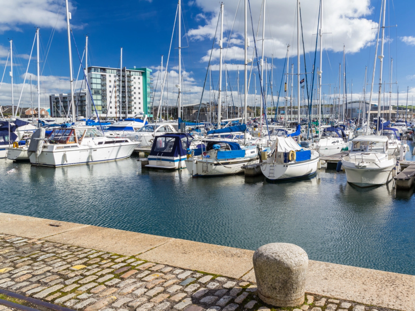 An image depicting the trail Sutton Harbour to Royal William Yard Walk and its surrounding area.