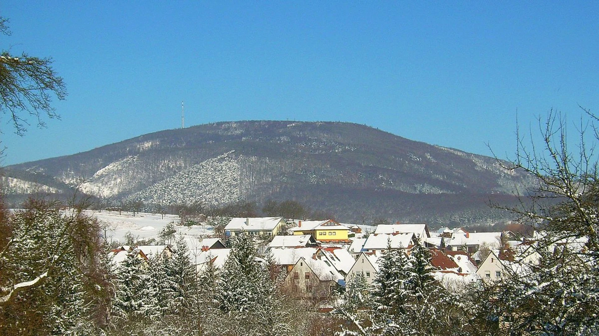 An image depicting the trail Donnersberg and Spendel Wildenstein Loop via Dannenfels 7 Falkenstein and its surrounding area.