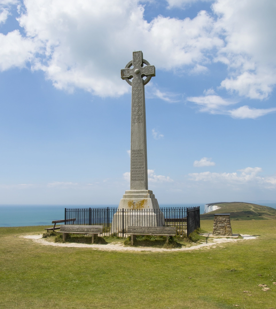 An image depicting the trail Tennyson's Monument and West High Down Loop and its surrounding area.