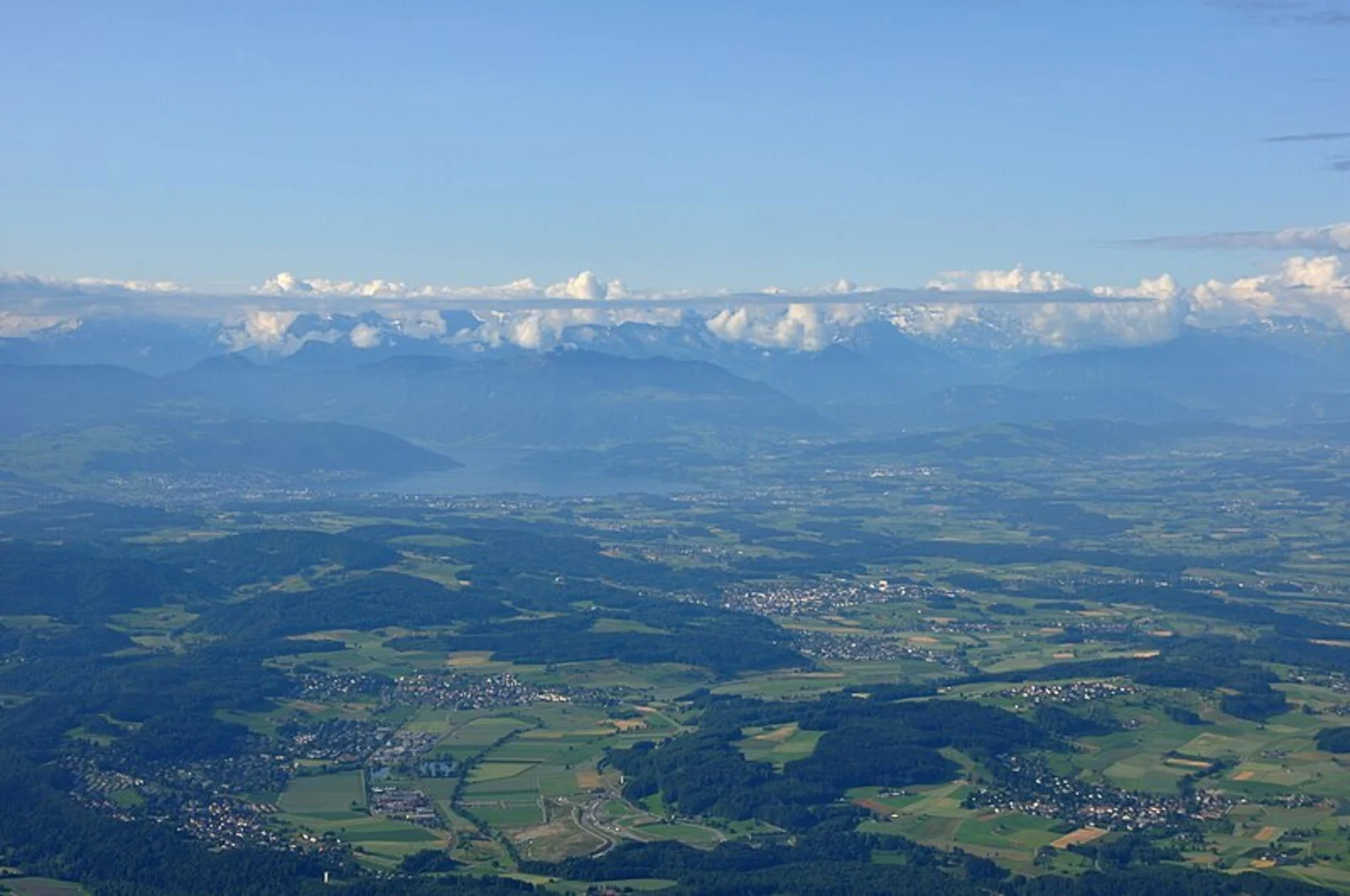 An image depicting the trail Limmat-Uferweg and its surrounding area.