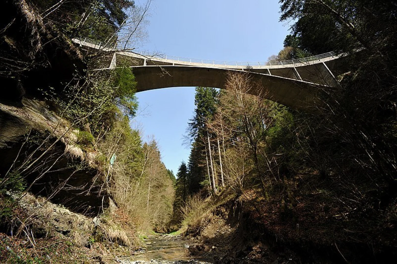 An image depicting the trail Schwarzwasser-Sense-Schluchtenweg and its surrounding area.