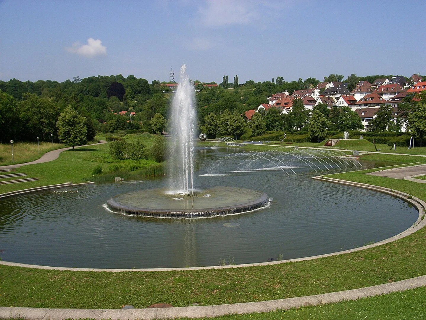 An image depicting the trail Vom Schloss zum Schloessle and Beim Hoehenfreibad Loop and its surrounding area.