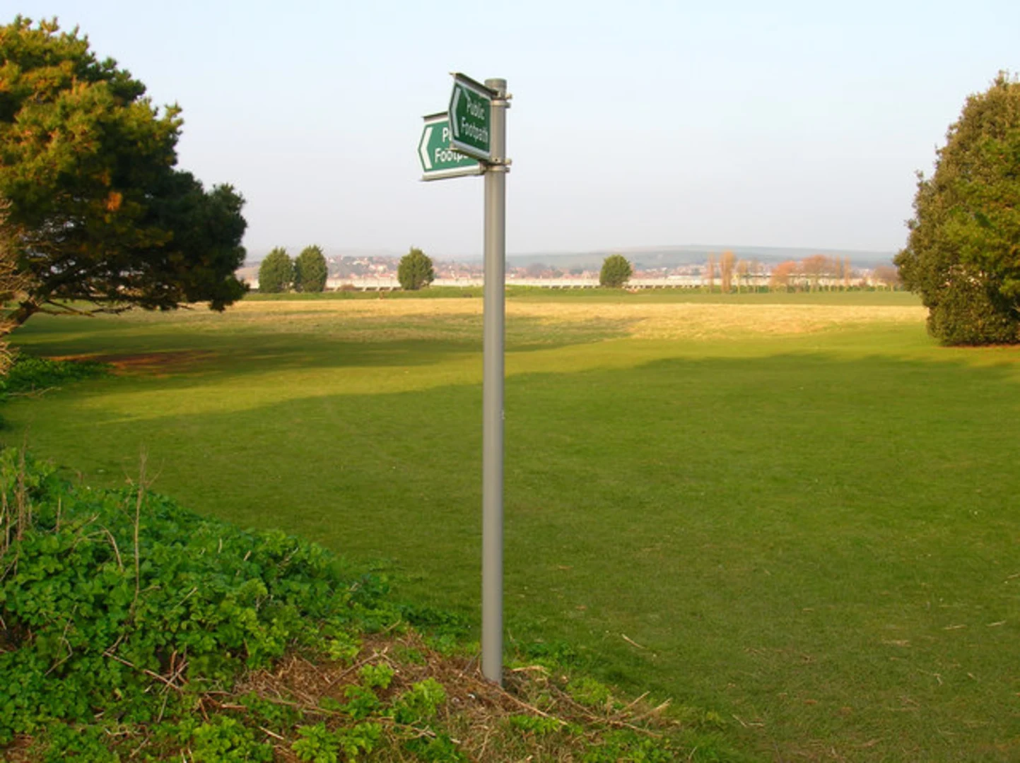 An image depicting the trail Coombes Loop from Adur Recreation Site and its surrounding area.