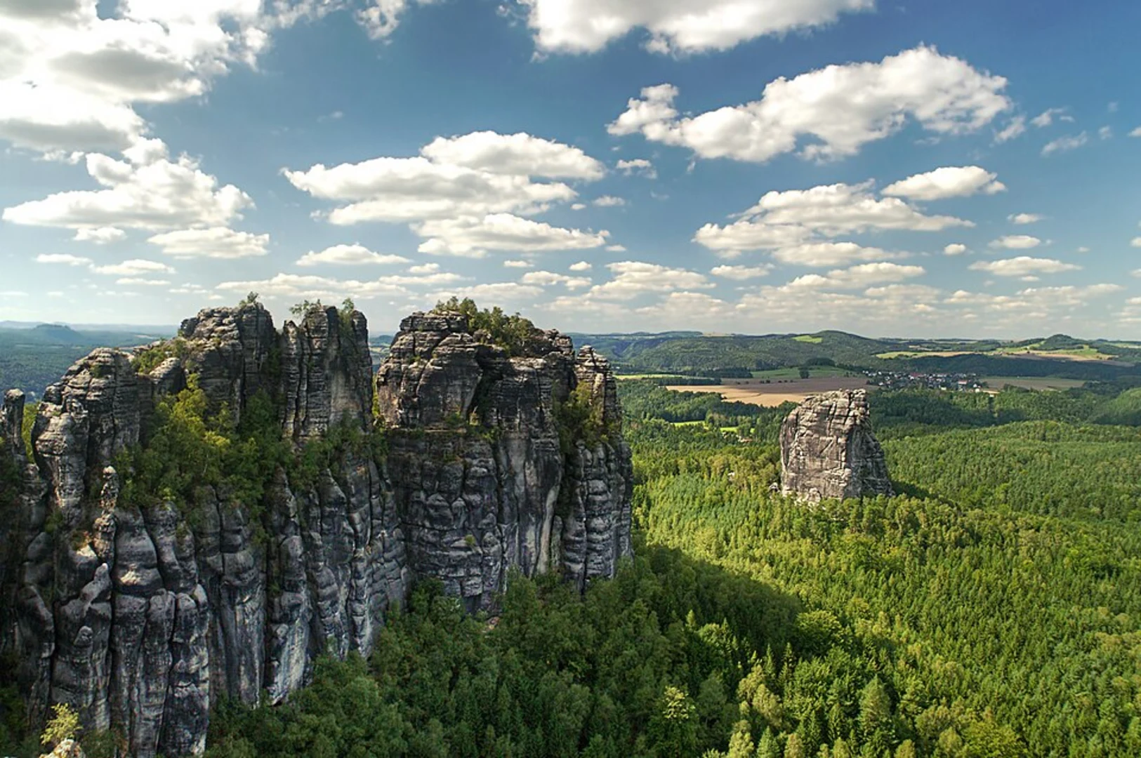 An image depicting the trail Domerker, Schrammsteine and Hohe Liebe Loop and its surrounding area.