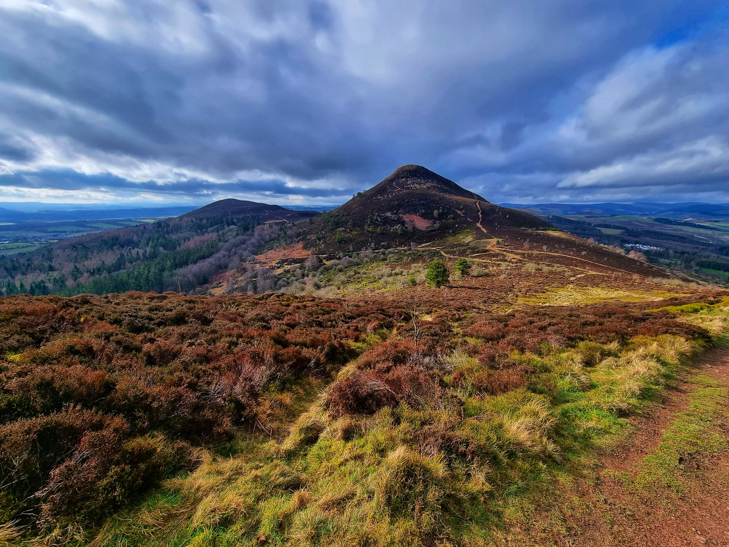 An image depicting the trail River Tweed. Roman Signal Fort, Eildon Mild Hill and Eildon Hill North Loop and its surrounding area.