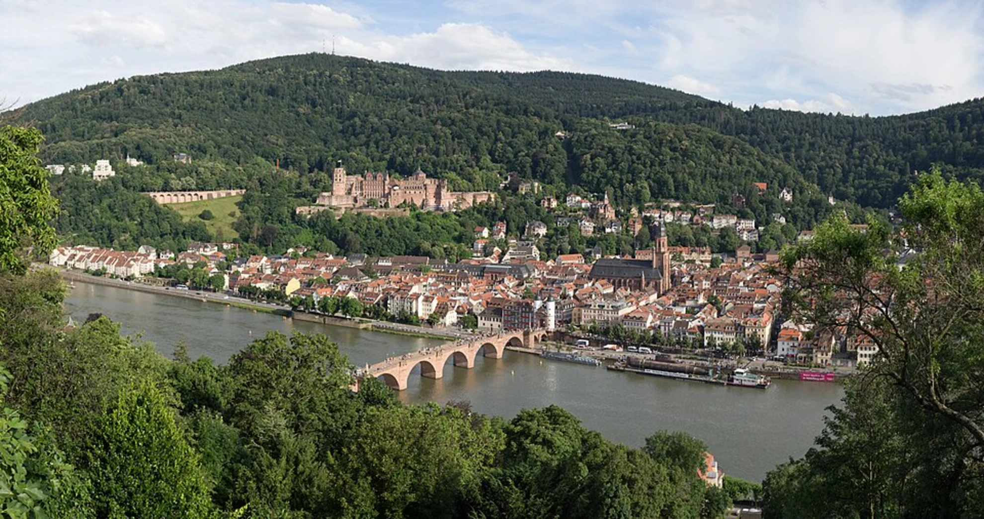 An image depicting the trail Herthasee, Herthabuche, Koenigsstuhl and Victoria-Sicht via Wanderweg zum Königsstuhl and its surrounding area.