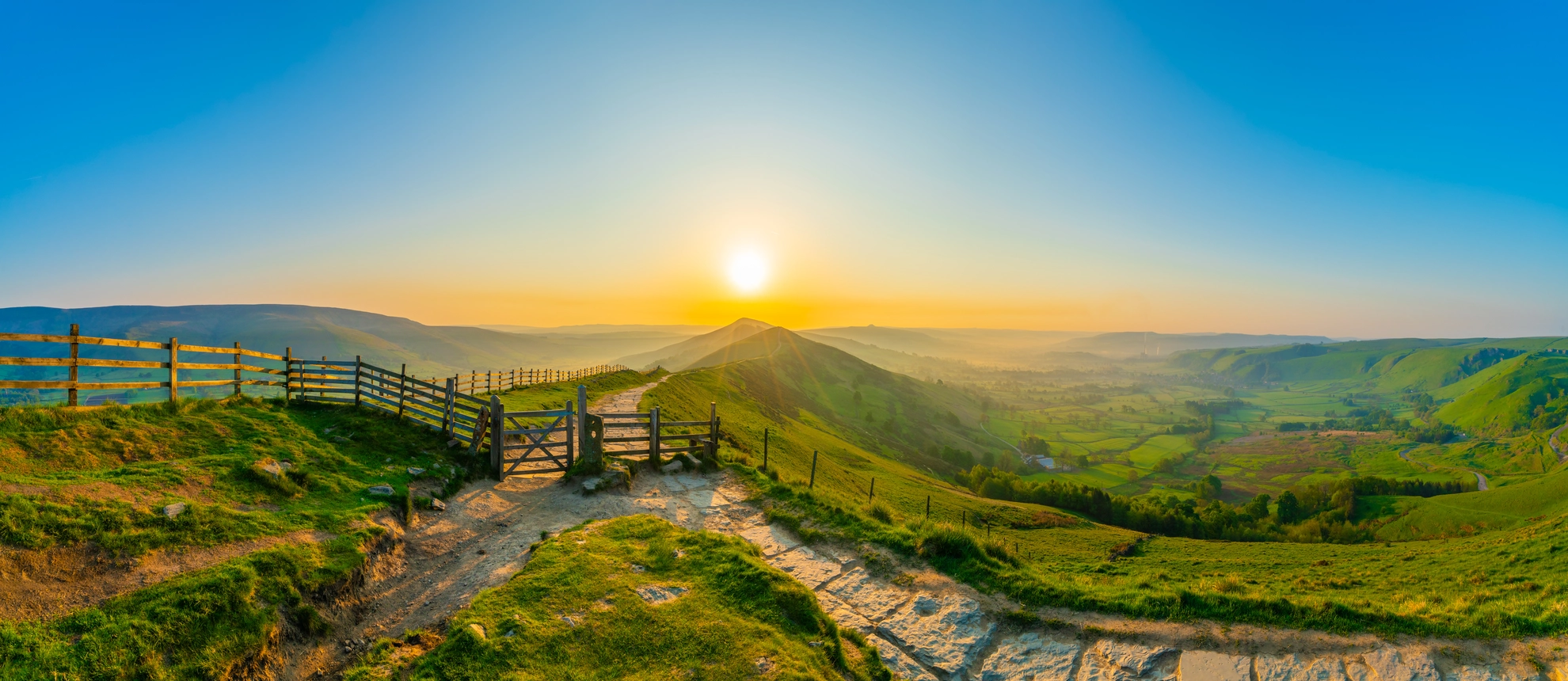 An image depicting the trail Edale Skyline Walk and its surrounding area.