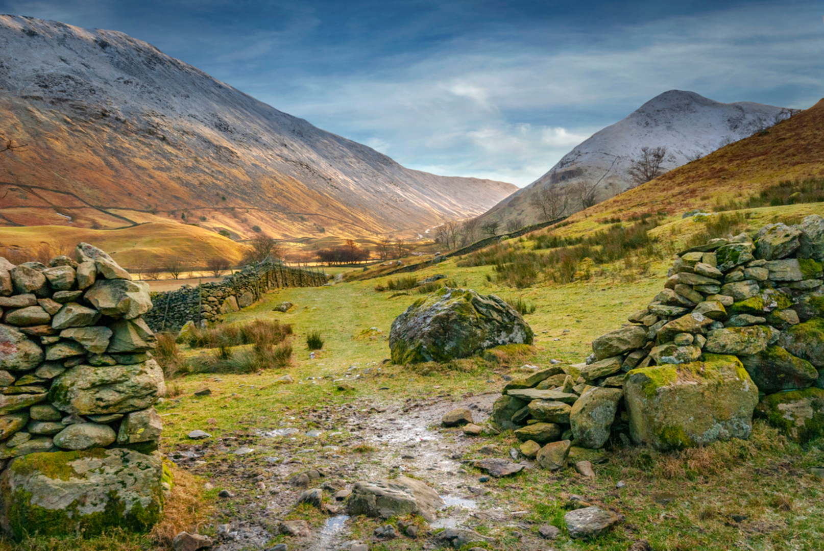 An image depicting the trail The Knott - High Street and its surrounding area.