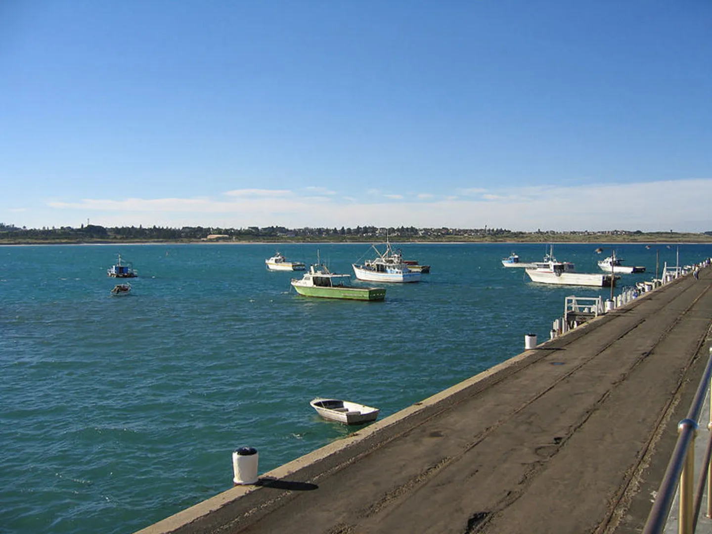 An image depicting the trail Warrnambool Beach Walk and its surrounding area.