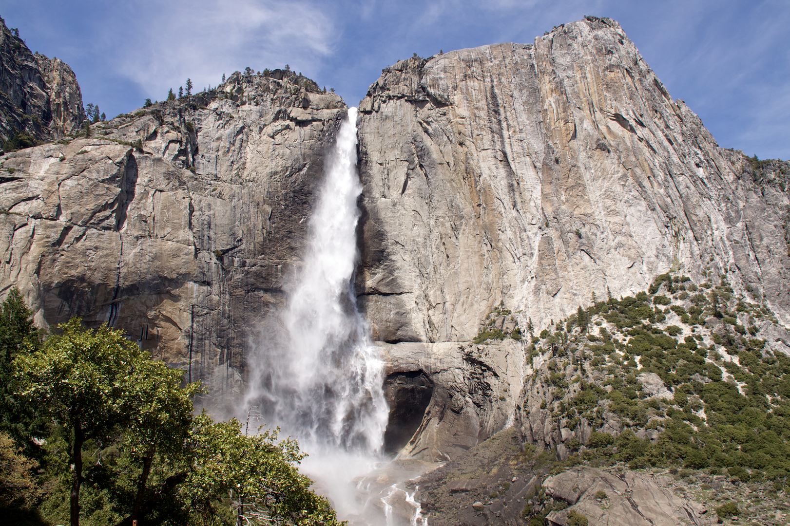 An image depicting the trail Yosemite Valley, Snow Creek and Upper Yosemite Fall Loop Trail and its surrounding area.