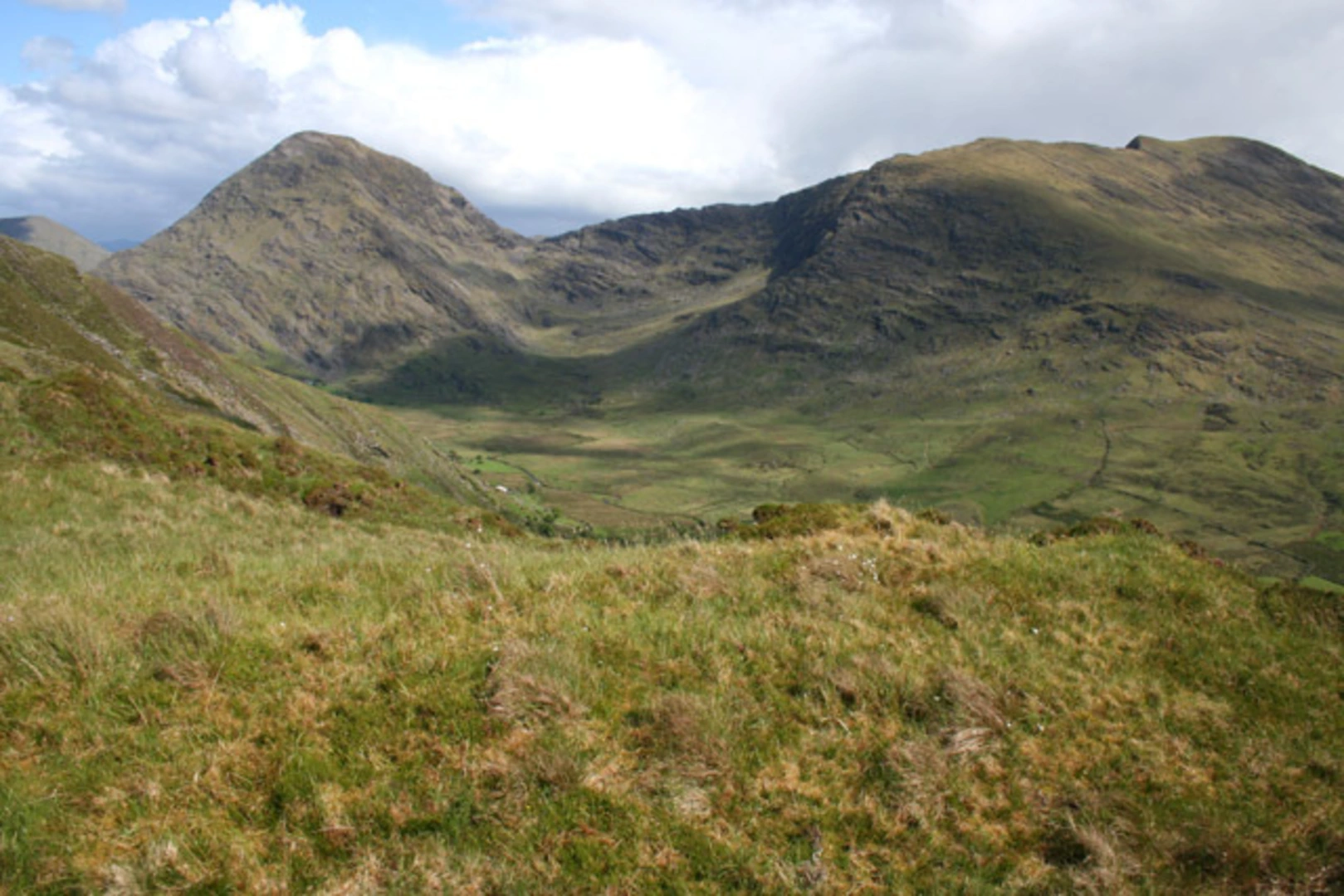 An image depicting the trail Beann Dhearg, Beann Bhan and Beann Dubh Loop and its surrounding area.