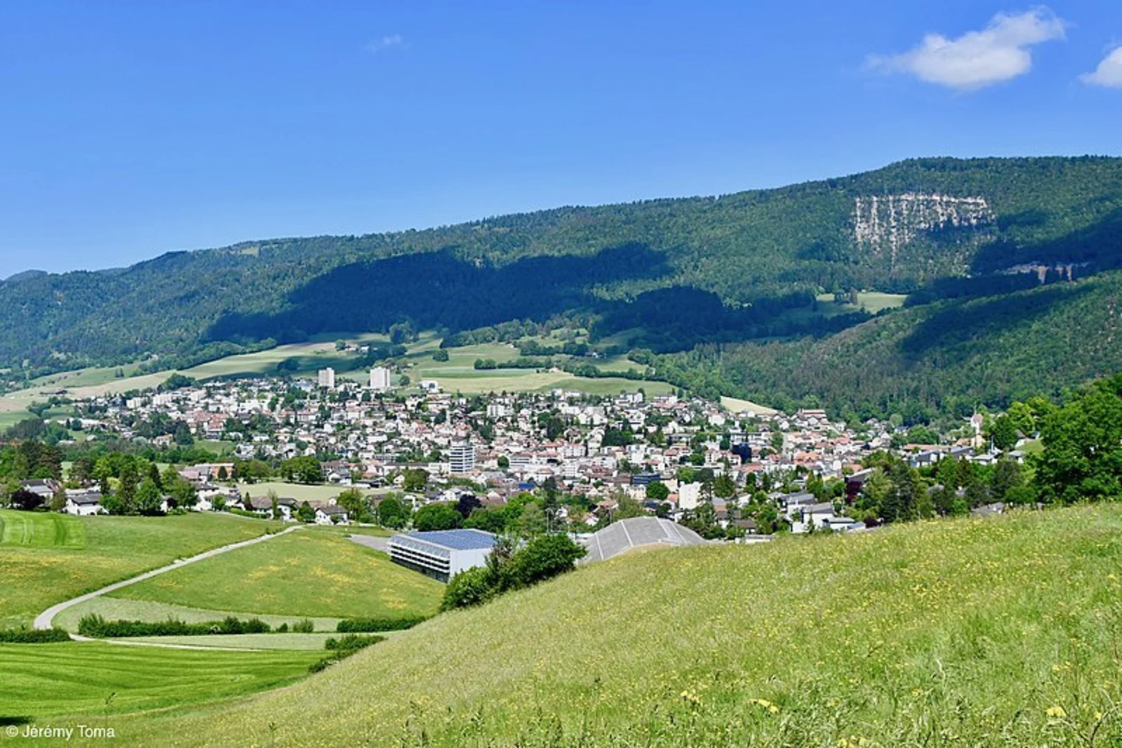 An image depicting the trail Chemin du Jura bernois and its surrounding area.