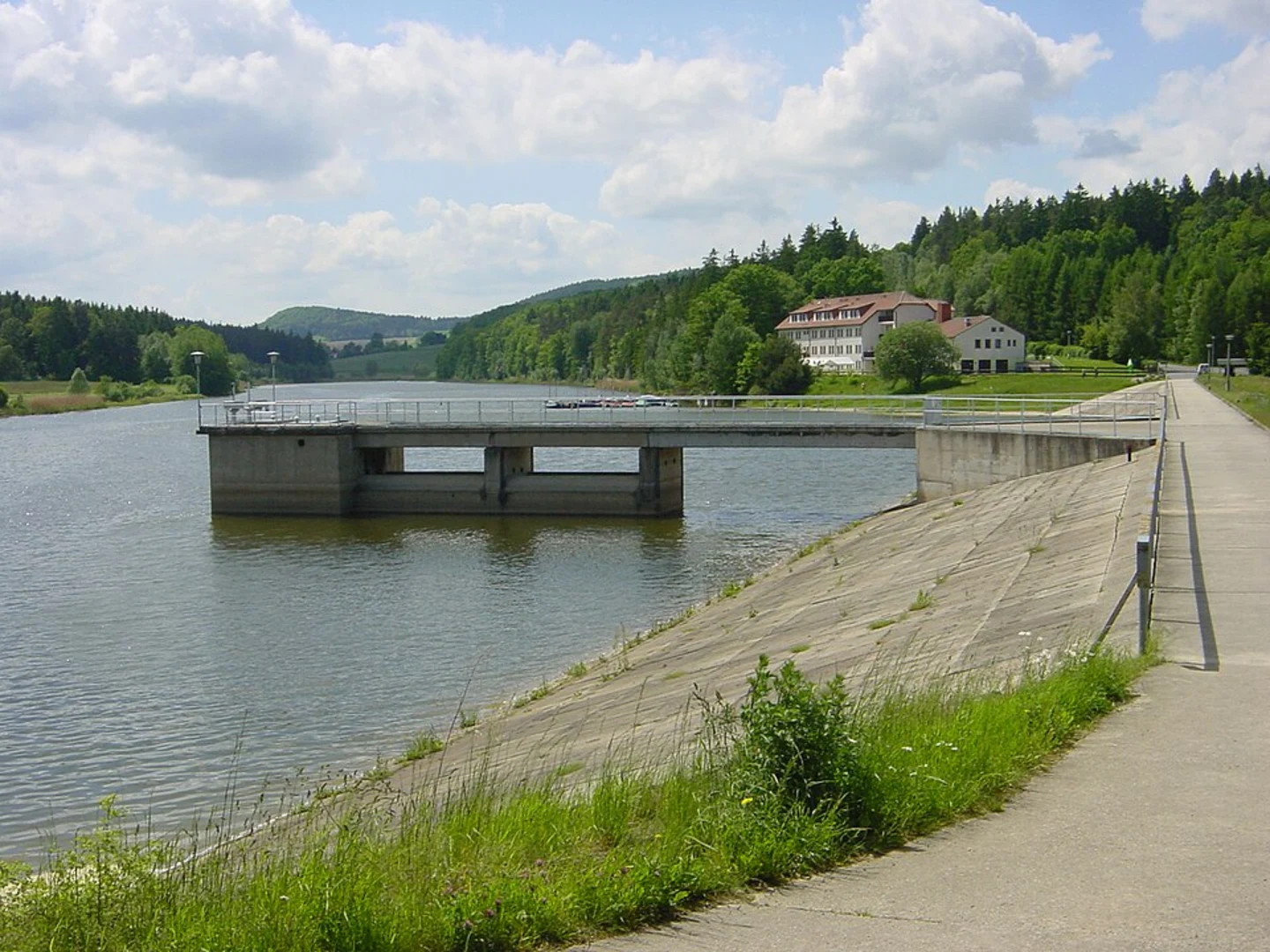 An image depicting the trail Rund um die Talsperre Heyda and its surrounding area.