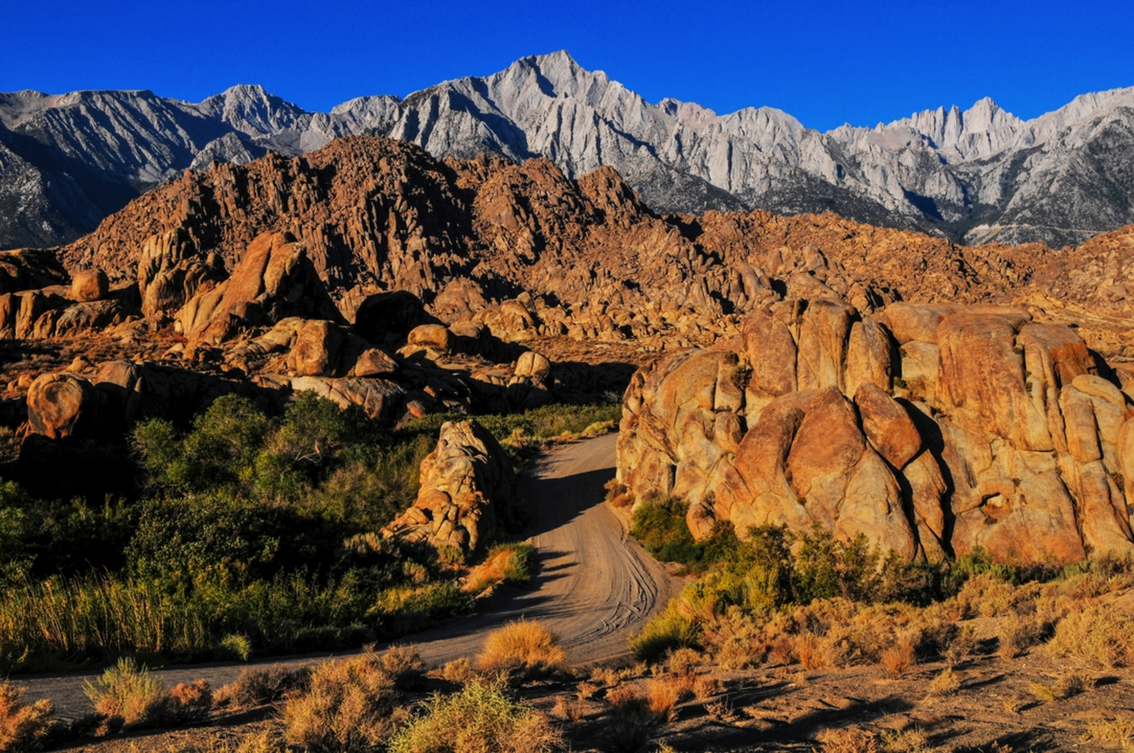 An image depicting the trail Mount Langley via New Army Pass Trail and its surrounding area.
