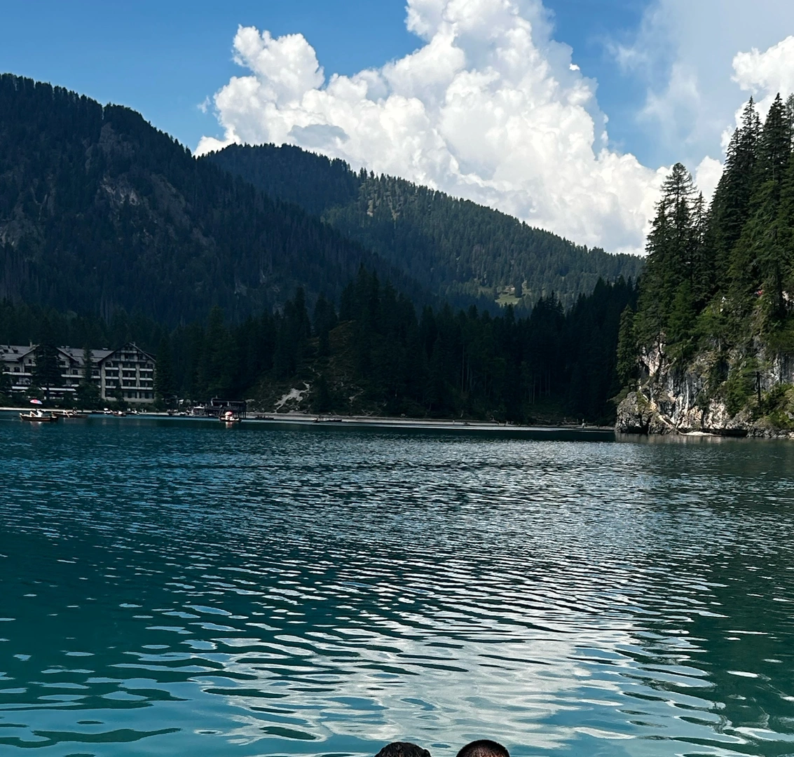 An image depicting the trail Lake Braies and its surrounding area.