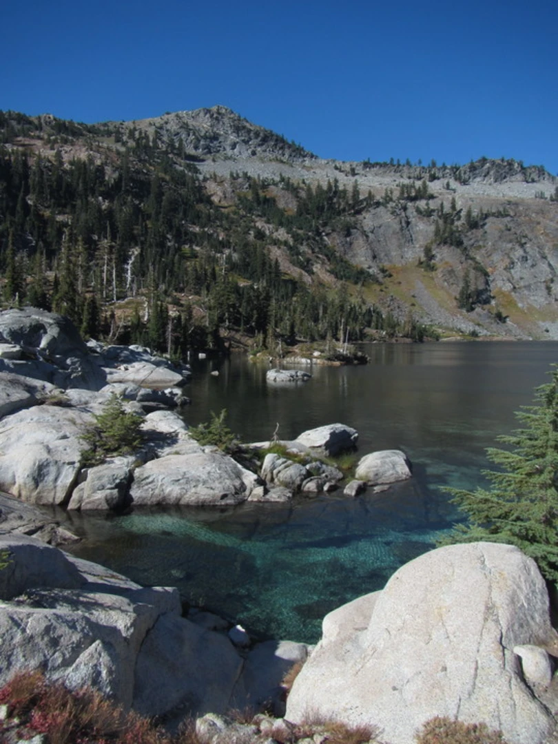An image depicting the trail Old Caribou via Caribou Lakes Trail and its surrounding area.